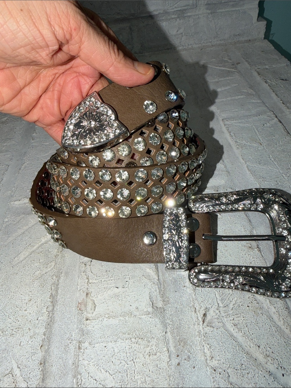 Buckle Brown Rhinestone-Embellished Women’s Belt with Silver-Tone Buckle✨✨